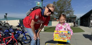 Alegría y solidaridad en Anaheim Más de 1.000 niños reciben juguetes en evento comunitario