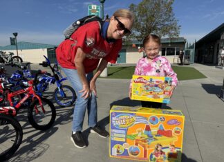 Alegría y solidaridad en Anaheim Más de 1.000 niños reciben juguetes en evento comunitario