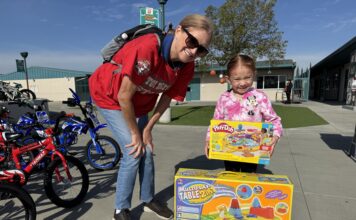 Alegría y solidaridad en Anaheim Más de 1.000 niños reciben juguetes en evento comunitario