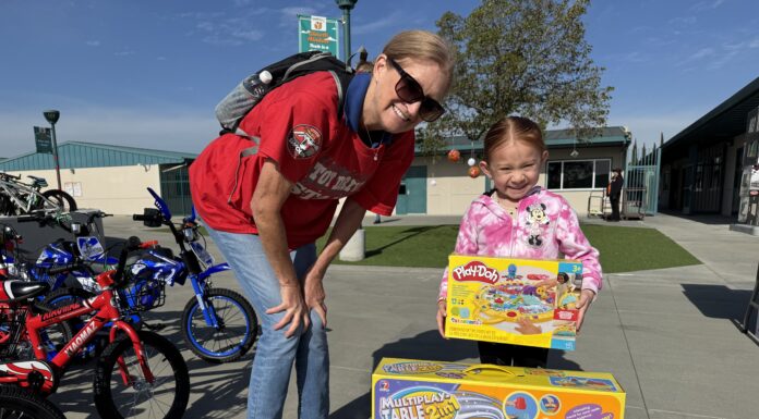 Alegría y solidaridad en Anaheim Más de 1.000 niños reciben juguetes en evento comunitario