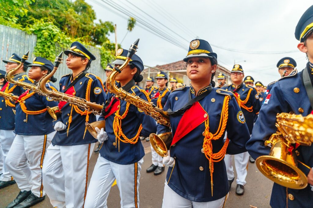 Banda Heberto López de Panamá Emblema de tradición y color en el Desfile de las Rosas 2025