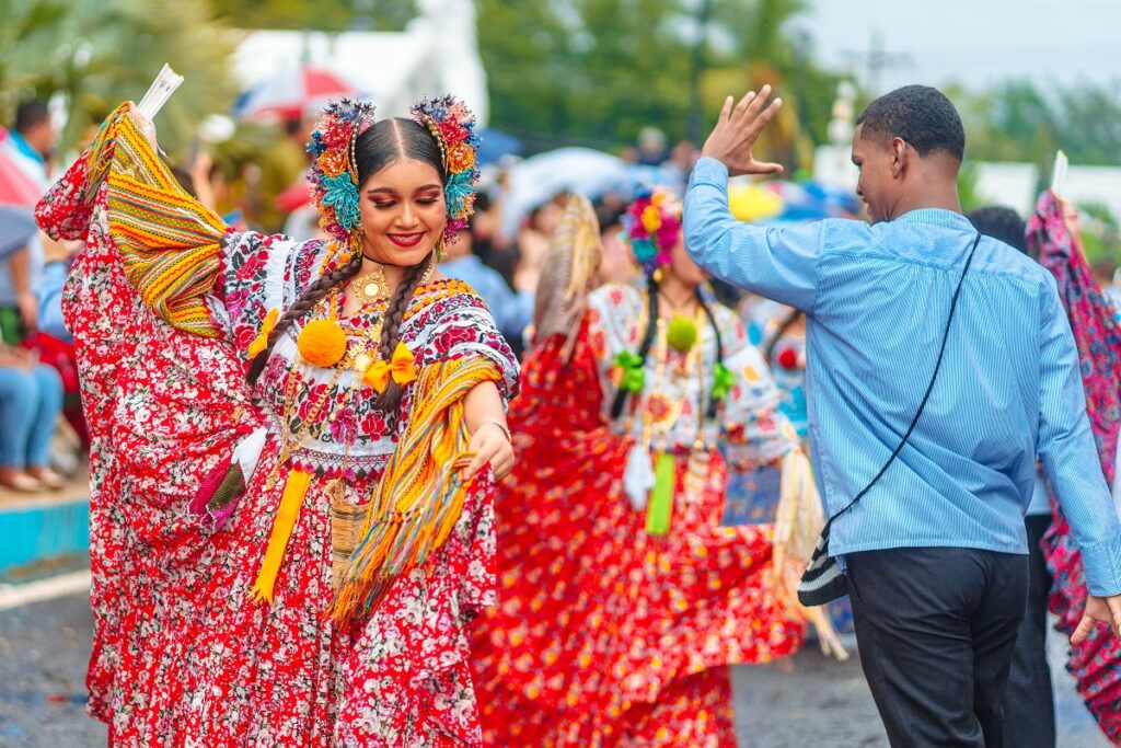 Banda Heberto López de Panamá Emblema de tradición y color en el Desfile de las Rosas 2025 