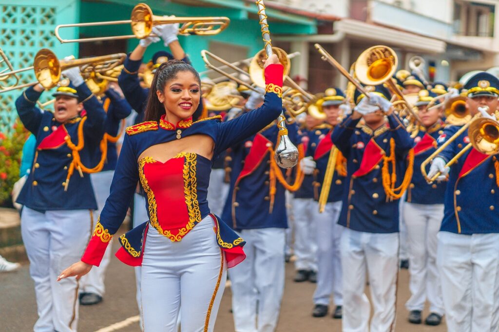 Banda Heberto López de Panamá Emblema de tradición y color en el Desfile de las Rosas 2025