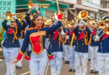 Banda Heberto López de Panamá Emblema de tradición y color en el Desfile de las Rosas 2025