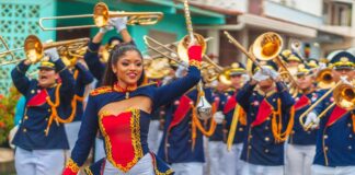 Banda Heberto López de Panamá Emblema de tradición y color en el Desfile de las Rosas 2025