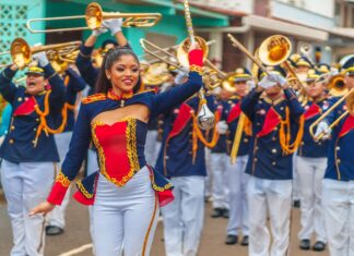 Banda Heberto López de Panamá Emblema de tradición y color en el Desfile de las Rosas 2025