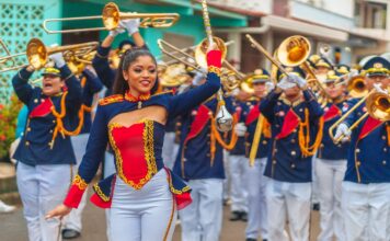 Banda Heberto López de Panamá Emblema de tradición y color en el Desfile de las Rosas 2025