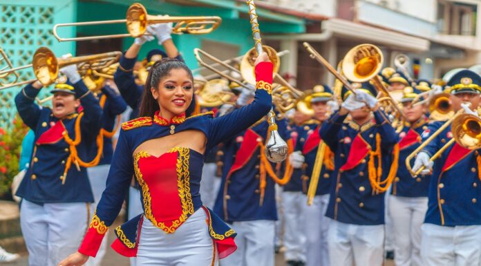 Banda Heberto López de Panamá Emblema de tradición y color en el Desfile de las Rosas 2025