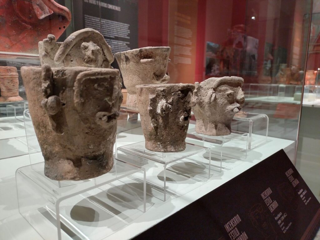 Entre dioses y mercaderes La exposición de Ek Chuah y el legado comercial maya en Yucatán