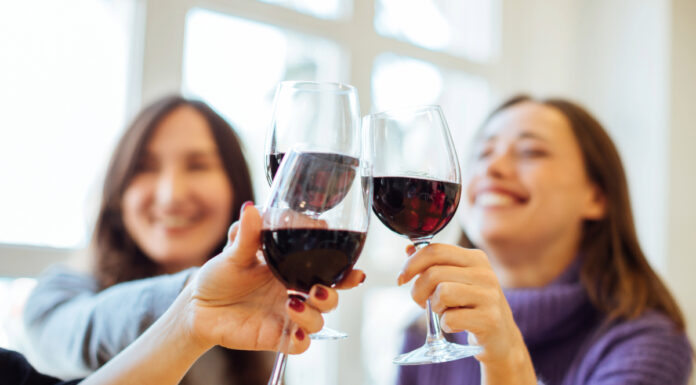 Los riesgos de excederse con la comida y el alcohol durante las celebraciones