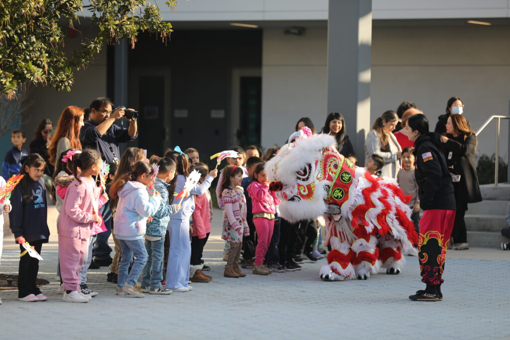 Anaheim celebra el Año Nuevo Lunar con un evento educativo y cultural en la Escuela Primaria Roosevelt