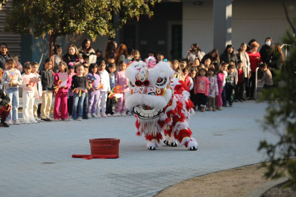 Anaheim celebra el Año Nuevo Lunar con un evento educativo y cultural en la Escuela Primaria Roosevelt