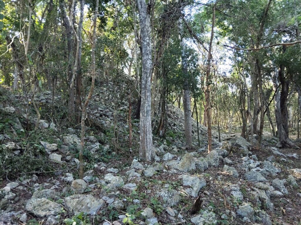 Descubrimiento arqueológico en X’baatún Revelaciones del pasado maya en Yucatán 