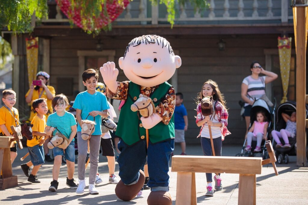 Knott’s Berry Farm celebra los 75 años de PEANUTS con nuevas exhibiciones y espectáculos 