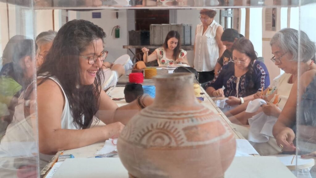 Rescatan la iconografía prehispánica de Colima a través del bordado tradicional