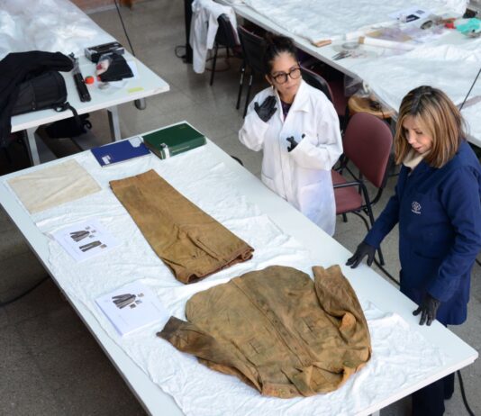 Se trata de una camisa y un pantalón, pertenecientes al uniforme del almirante Othón P. Blanco. Foto Mauricio Marat, INAH