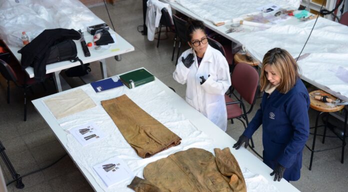 Se trata de una camisa y un pantalón, pertenecientes al uniforme del almirante Othón P. Blanco. Foto Mauricio Marat, INAH