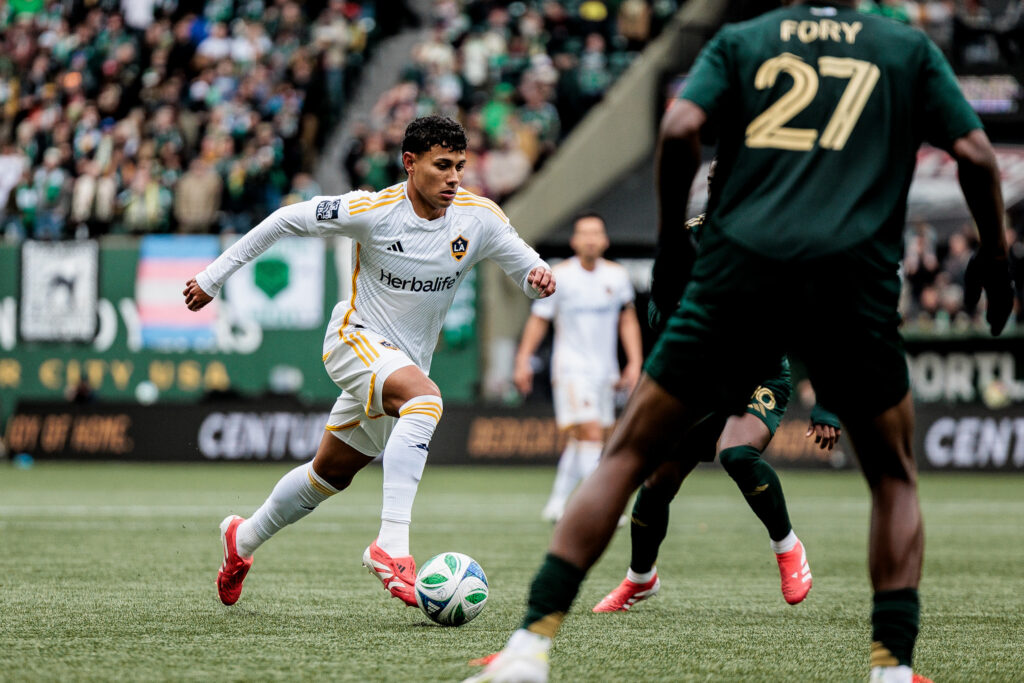 LA Galaxy rescata un empate ante Portland Timbers en un partido intenso