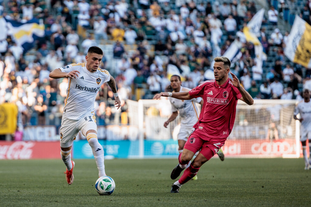 LA Galaxy sufre dura derrota ante St. Louis CITY SC y se prepara para la Copa de Campeones de la Concacaf